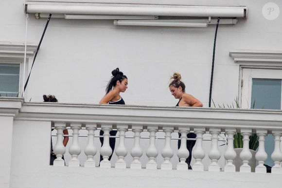 No Brasil, Dua Lipa praticou ioga acompanhada de uma instrutora