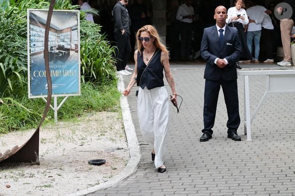 A diretora Amora Mautner deixou velório de Dennis Carvalho no começo da tarde de 1º de março de 2026