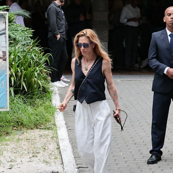 A diretora Amora Mautner deixou velório de Dennis Carvalho no começo da tarde de 1º de março de 2026