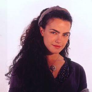 O figurino simples refletia o trabalho pesado das imigrantes, que lavavam roupa no rio e costuravam as próprias peças, o lenço usado por Giuliana virou hit na época, segundo o site Memória Globo