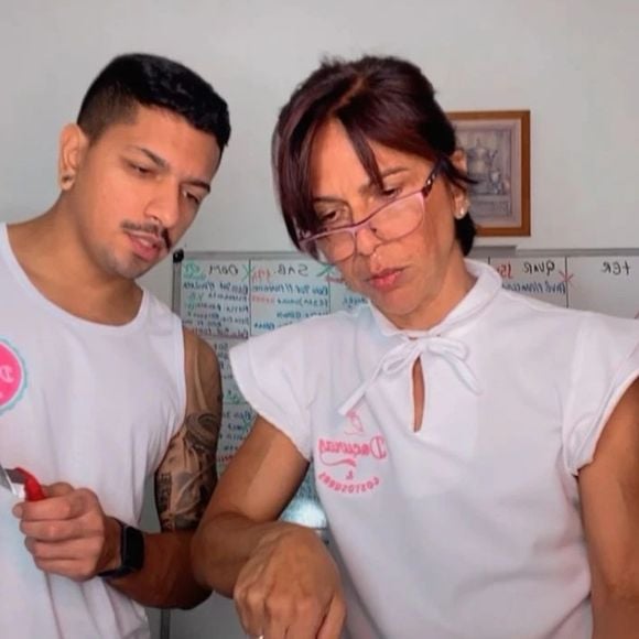 João Vinicius começou ajudando a mãe na produção e hoje trabalha a frente da gestão do negócio, que também conta com seu pai