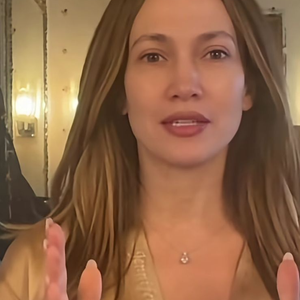 Jennifer Lopez surgiu de cara limpa para mostrar o resultado de sua rotina de skincare