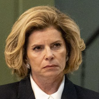 Debora Bloch, a Odete Roitman de 'Vale Tudo', ironiza críticas da web ao remake: 'Cheio de especialistas sem preparo nenhum'