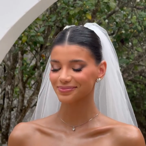 Jakelyne Oliveira mostrou o vestido de noiva para os 2,8 milhões de seguidores nas redes sociais