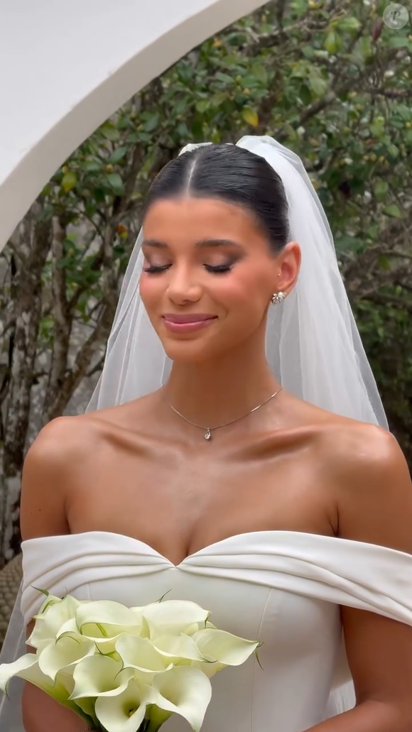 Jakelyne Oliveira mostrou o vestido de noiva para os 2,8 milhões de seguidores nas redes sociais