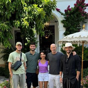 Família reunida! Ao lado da esposa, Véronique Zidane, o ex-craque francês Zinedine Zidane posa com os filhos Elyaz, Théo e Luca Zidane durante momento de lazer. O registro familiar ganhou destaque após a repercussão da partida em que Luca sofreu três gols de Lionel Messi na Copa do Mundo de 2026