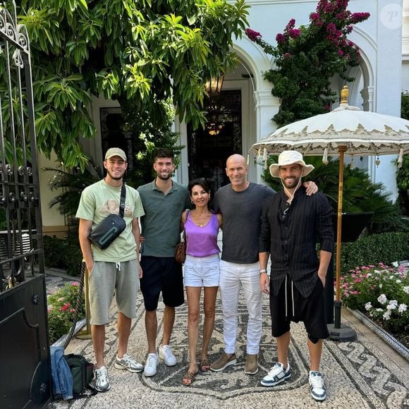 Família reunida! Ao lado da esposa, Véronique Zidane, o ex-craque francês Zinedine Zidane posa com os filhos Elyaz, Théo e Luca Zidane durante momento de lazer. O registro familiar ganhou destaque após a repercussão da partida em que Luca sofreu três gols de Lionel Messi na Copa do Mundo de 2026