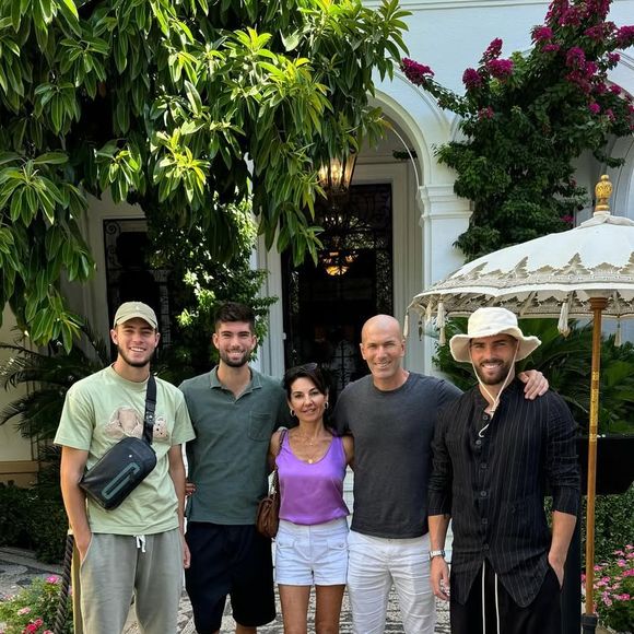 Família reunida! Ao lado da esposa, Véronique Zidane, o ex-craque francês Zinedine Zidane posa com os filhos Elyaz, Théo e Luca Zidane durante momento de lazer. O registro familiar ganhou destaque após a repercussão da partida em que Luca sofreu três gols de Lionel Messi na Copa do Mundo de 2026