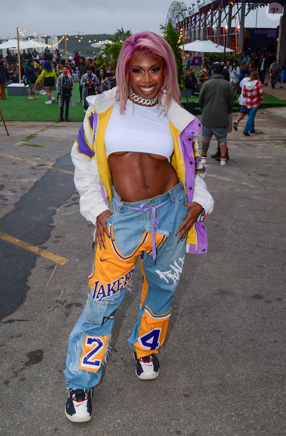 Famosos esbanjam estilo em seus looks do primeiro dia do Lollapalooza 2024