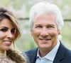 Richard Gere é casado com Alejandra Silva desde 2018; casal viveu por um ano em Madri e voltou em outubro de 2025 para os Estados Unidos