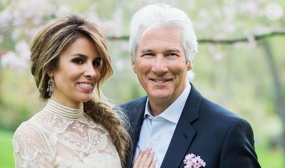 Richard Gere é casado com Alejandra Silva desde 2018; casal viveu por um ano em Madri e voltou em outubro de 2025 para os Estados Unidos