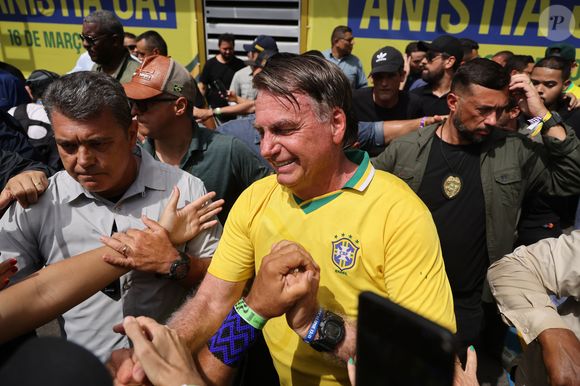 Jair Bolsonaro conversou com a imprensa nesta sexta-feira (18), após a instalação de uma tornozeleira eletrônica