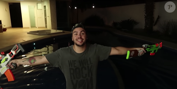 Luccas Neto ficou popular por fazer vídeos com brinquedos e experimentos