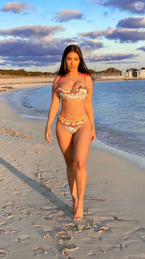 Simaria posou só de biquíni para uma foto publicada em seus stories no último domingo (13)