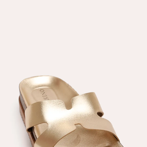 Vendida por R$ 49,99 na C&A, a sandália dourada da Oneself virou aposta fashion por unir conforto, visual sofisticado e preço acessível