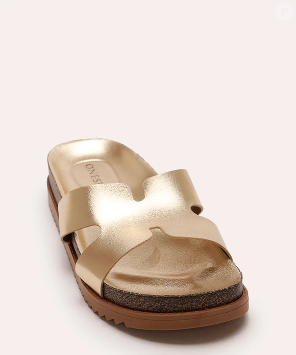 Vendida por R$ 49,99 na C&A, a sandália dourada da Oneself virou aposta fashion por unir conforto, visual sofisticado e preço acessível