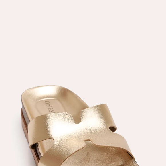 Vendida por R$ 49,99 na C&A, a sandália dourada da Oneself virou aposta fashion por unir conforto, visual sofisticado e preço acessível