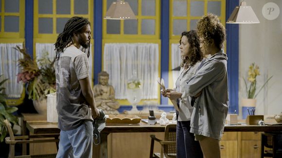 Ator Guto Galvão em cena de 'Vale Tudo' ao lado de Maeve Jinkings e Lorena Lima. Artista vive o pai de Sarita (Luara Telles)