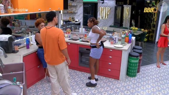 Camilla chamou Vitória Strada de chata, após atriz voltar do Paredão no 'BBB 25'