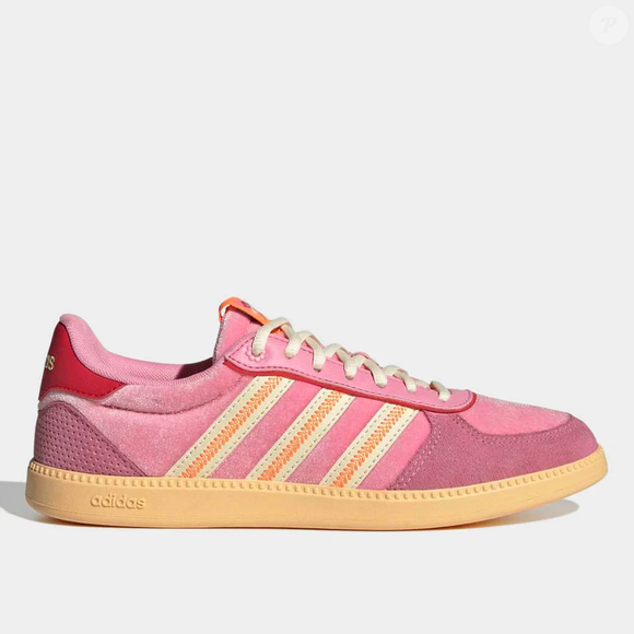 O rosa deixou de ser apenas uma cor chamativa nos campos e virou protagonista da moda casual. Inspirado pela tendência da Copa de 2026, o Adidas Breaknet Sleek conquista consumidoras ao unir visual moderno, conforto e preço acessível