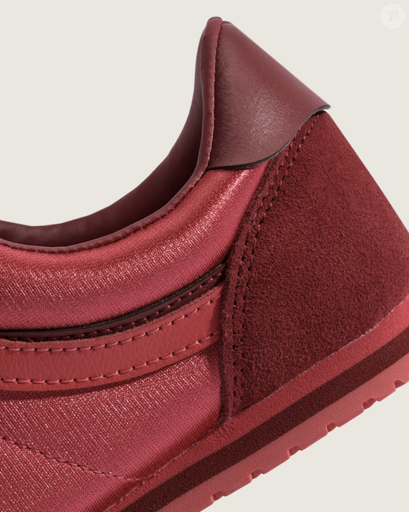 Se você costuma reservar os tênis para usar com calças jeans, leggings ou produções esportivas, vale olhar para essa combinação com outros olhos. O formato baixo do Super Lowpro Satin Crimson pode funcionar muito bem com vestidos, criando um contraste interessante entre a delicadeza das peças e a estética casual do calçado