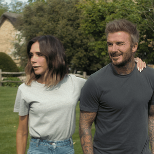 Victoria Beckham diz que aparece séria nas fotos porque o marido, David Beckham, prefere ficar à sua esquerda e a beldade não quer exibir o sorriso pelo lado direito
