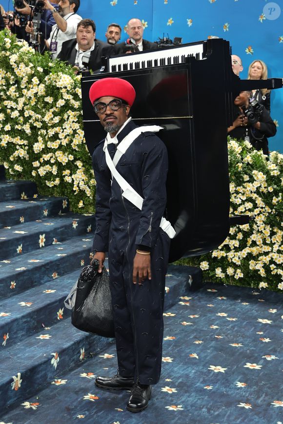 André 3000 cruzou o tapete do Met Gala 2025 vestindo Burberry e carregando um piano nas costas — e não foi por acaso! O artista lançou hoje seu novo álbum, 7 Piano Sketches, e aproveitou o evento para recriar, ao vivo, a capa do projeto. Ícone faz assim!