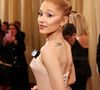 Ariana Grande elege coque e maquiagem clean para Oscar 2025.