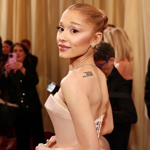 Ariana Grande elege coque e maquiagem clean para Oscar 2025.