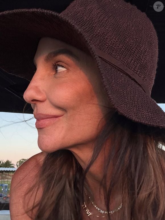 Aos 53 anos, Ivete Sangalo roubou a cena ao surgir de biquíni em novas fotos compartilhadas nas redes sociais durante dias de descanso