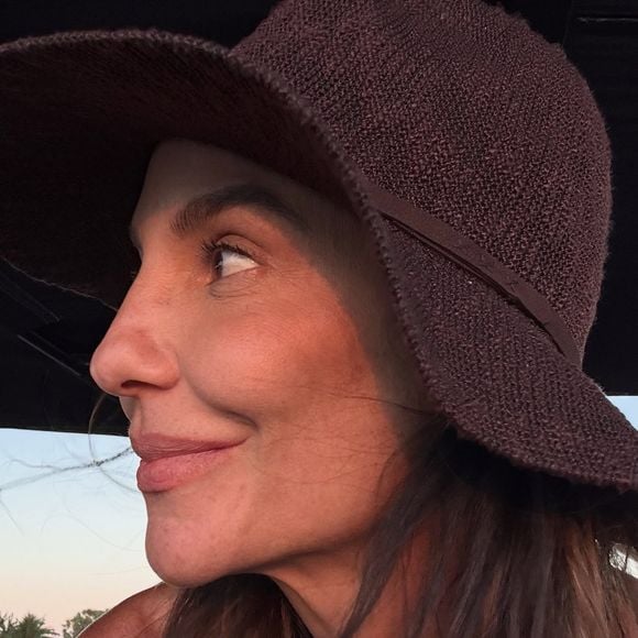 Aos 53 anos, Ivete Sangalo roubou a cena ao surgir de biquíni em novas fotos compartilhadas nas redes sociais durante dias de descanso