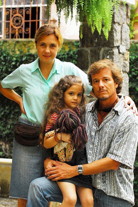 Adriana Esteves, Marcello Novaes e Mel Maia na primeira fase de 'Avenida Brasil'