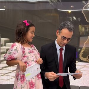 Filha de César Tralli e Ticiane Pinheiro, Manuella deu de presente para o pai uma cartinha