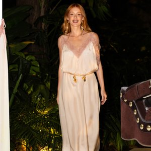 O vestido da Chloé usado por Marina Ruy Barbosa ganhou ainda mais personalidade com o tamanco plataforma, modelo bem semelhante ao Schutz Plataforma Fivela Dupla Couro Marrom, encontrado por R$ 990, combinação que reforça a mistura entre o romantismo do vestido e a atitude da estética dos anos 70