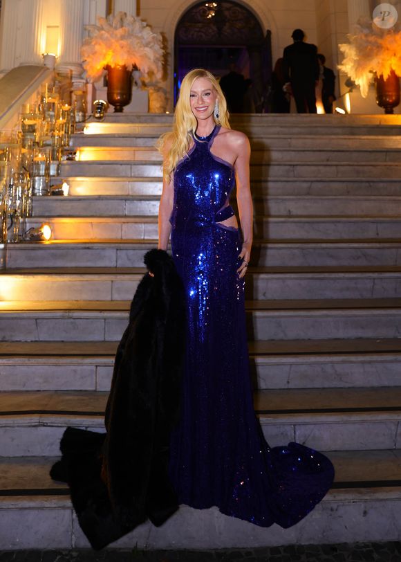 Marina Ruy Barbosa usou vestido longo azul repleto de paetês