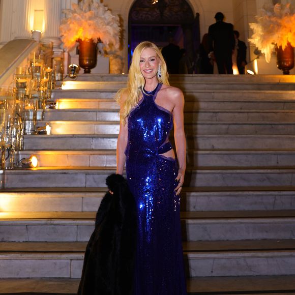 Marina Ruy Barbosa usou vestido longo azul repleto de paetês