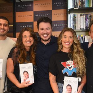 Ex-intérprete do palhaço Bozo, Luis Ricardo posa com o filho, a mulher, a filha e o autor de sua biografia durante lançamento do livro