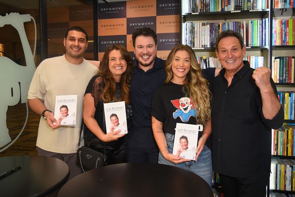 Ex-intérprete do palhaço Bozo, Luis Ricardo posa com o filho, a mulher, a filha e o autor de sua biografia durante lançamento do livro