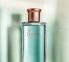 O Biografia Feminino, perfume clássico da Natura lançado em 1996, apresenta notas de topo de gerânio, bergamota, notas verdes, cassis, abacaxi e pêssego, ingredientes que compõem a primeira impressão olfativa da deo colônia