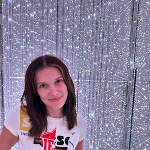 Millie Bobby Brown teve diversos comprimentos de cabelo durante os anos de fama