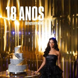 Rayssa Leal completou a festa com um bolo de 4 andares prateado e com detalhes em dourado
