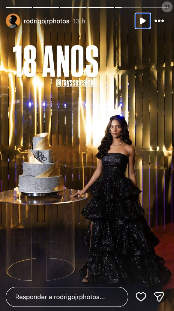 Rayssa Leal completou a festa com um bolo de 4 andares prateado e com detalhes em dourado