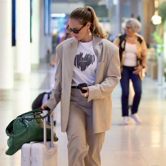 Aerolook de Paolla Oliveira: atriz carioca apostou em look com peças grifadas para viajar, nesta quinta-feira (30).