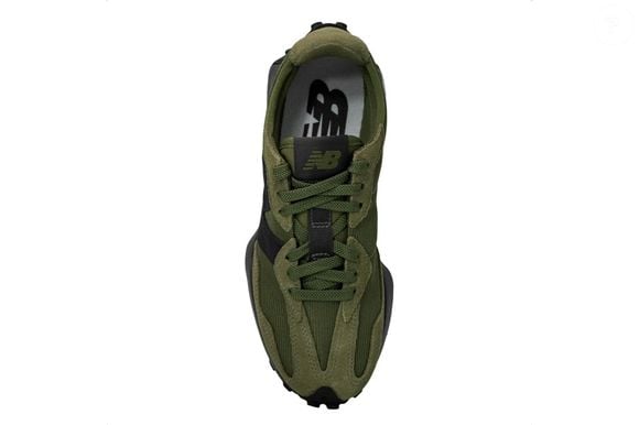Inspirado na herança dos tênis de corrida da marca, o New Balance 327 tem uma silhueta de linhas geométricas e um “N” ampliado, aplicado de forma assimétrica, que se destaca na lateral