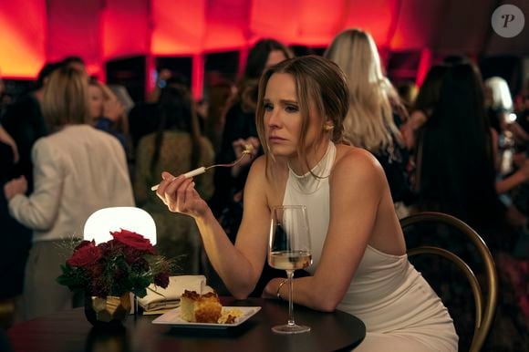 Na série, Kristen Bell e Adam Brody interpretam dois personagens completamente diferentes: Joanne, uma apresentadora de podcast agnóstica e franca, e Noah, um rabino com uma visão de mundo nada convencional.