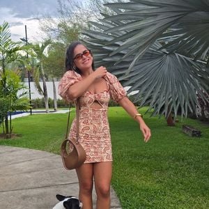 Nas redes sociais, Maisa apareceu de biquíni em novos cliques e deixou a web delirando