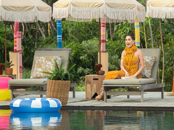 Na primeira aparição dentro do reality, Deborah surgiu com um conjunto que equilibra artesania e sensualidade: top de crochê exagerado, com pegada escultural, e uma saia justa combinando, tudo em tons claros.