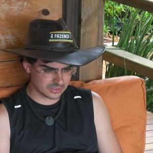 A cena viralizou e trouxe de volta questionamentos antigos sobre a sexualidade do peão