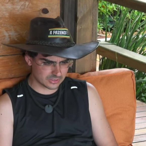 A cena viralizou e trouxe de volta questionamentos antigos sobre a sexualidade do peão