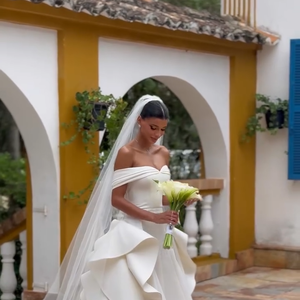 Vestido de noiva de Jakelyne Oliveira é trabalho do estilista Lucas Anderi, que também assinou o look de casamento de Larissa Manoela